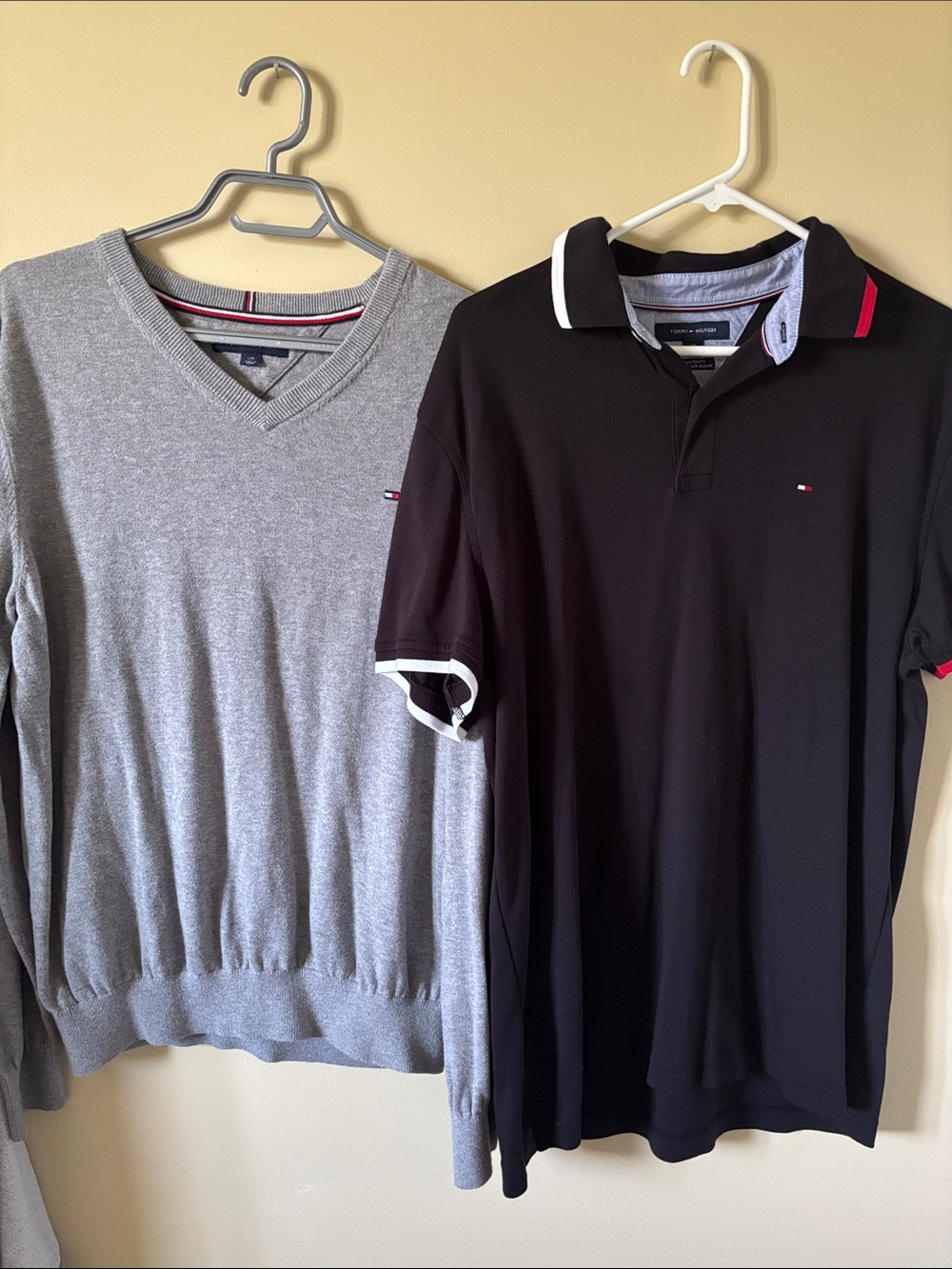 Tommy Hilfiger Men’s Black Polo with Grey Sweater Combo Size L